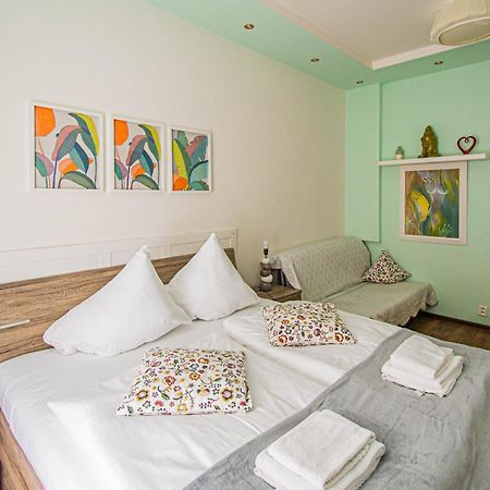 Ruterra Apartment Cimburkova Praag Buitenkant foto