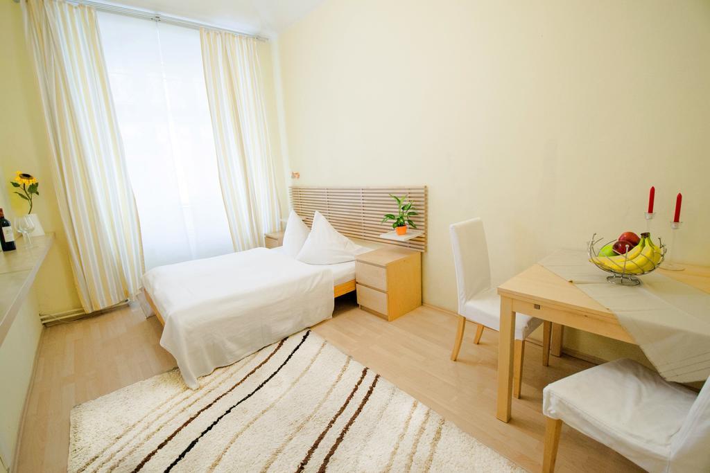 Ruterra Apartment Cimburkova Praag Buitenkant foto