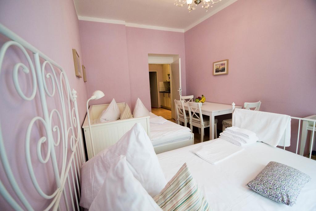 Ruterra Apartment Cimburkova Praag Buitenkant foto