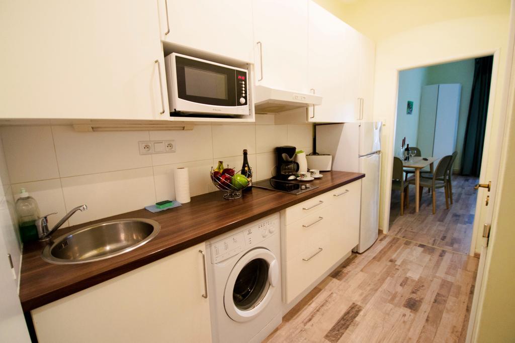Ruterra Apartment Cimburkova Praag Buitenkant foto