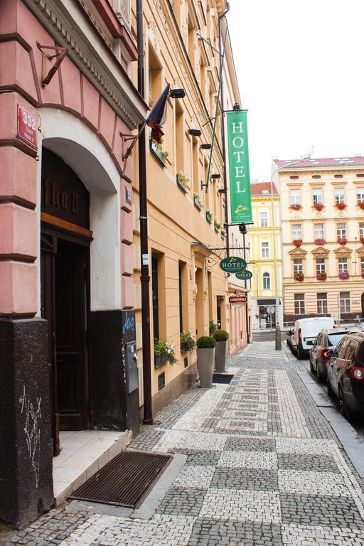 Ruterra Apartment Cimburkova Praag Buitenkant foto