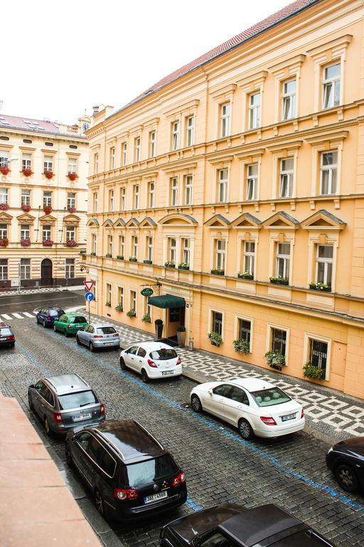 Ruterra Apartment Cimburkova Praag Buitenkant foto