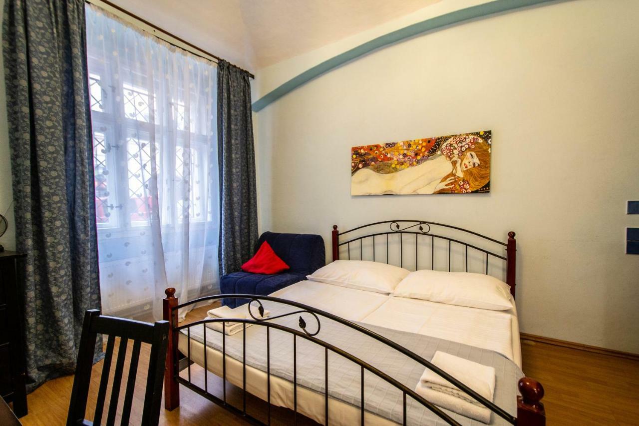 Ruterra Apartment Cimburkova Praag Buitenkant foto